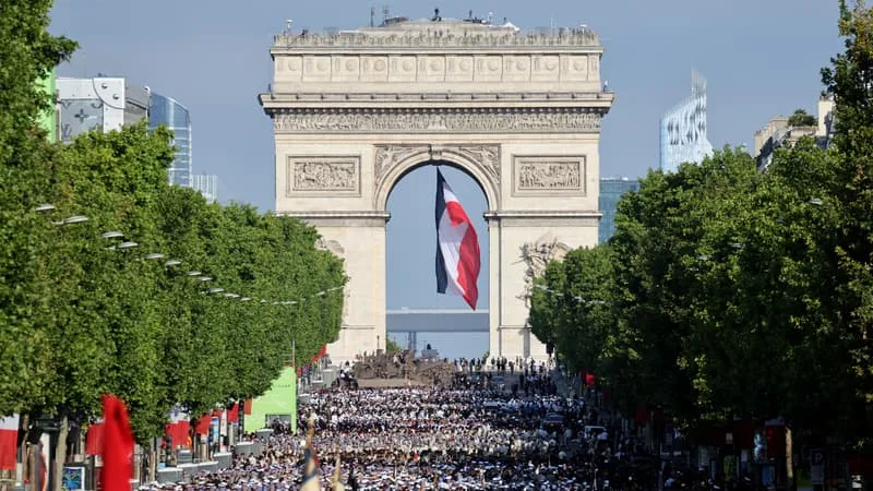 GRANDE NOUVEAUTÉ POUR LE 14-JUILLET: L’ACCÈS AUX CHAMPS-ÉLYSÉES POUR LE DÉFILÉ SE FERA UNIQUEMENT SUR INSCRIPTION