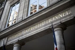 LE CONSEIL CONSTITUTIONNEL VALIDE L’ALLONGEMENT DE LA RÉTENTION D’ÉTRANGERS JUGÉS DANGEREUX