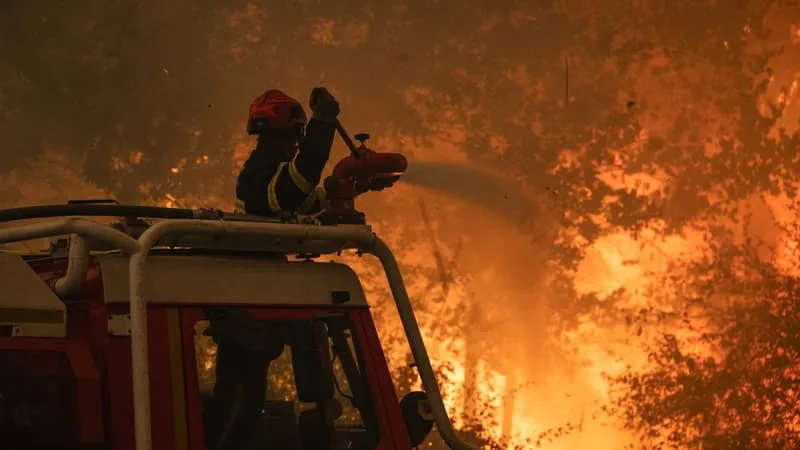 115.000 HECTARES RAVAGÉS PAR LES FLAMMES DEPUIS LE DÉBUT DE L’ANNÉE: L’OFCE ALERTE SUR « LA RÉCURRENCE » DES CATASTROPHES CLIMATIQUES QUI VONT AVOIR « DES EFFETS LOIN D’ÊTRE NÉGLIGEABLES » SUR L’ÉCONOMIE