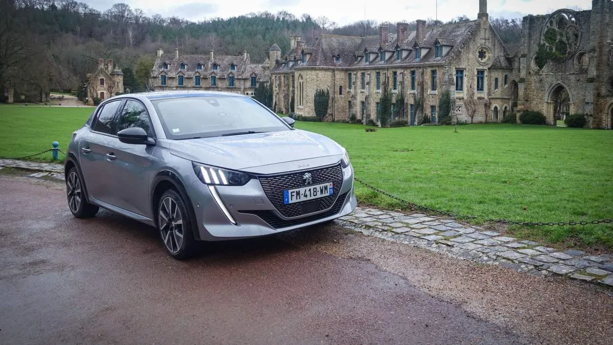 VOITURE ÉLECTRIQUE D’OCCASION : POURQUOI LE KILOMÉTRAGE NE PÈSE PRESQUE PLUS SUR LE PRIX