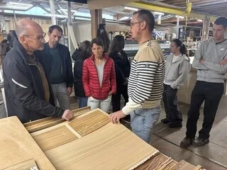 YACHTS, PALACES OU MUSÉES… DANS UN VILLAGE DU SUD-MANCHE, JAMES 1840 TRAVAILLE LE BOIS POUR LE LUXE ET LE HAUT DE GAMME