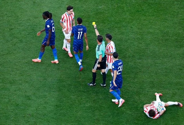“UNE HONTE !” : DU MONTÉNÉGRO À HONG KONG, LA PRESSE TIRE À BOULETS ROUGES SUR L’ARBITRE DE FRANCE-PARAGUAY