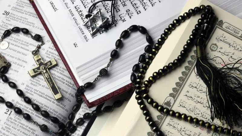 « CHACUN VEUT AFFIRMER SON IDENTITÉ, MONTRER QUI IL EST »: LES SIGNES RELIGIEUX EN HAUSSE DANS LES ENTREPRISES