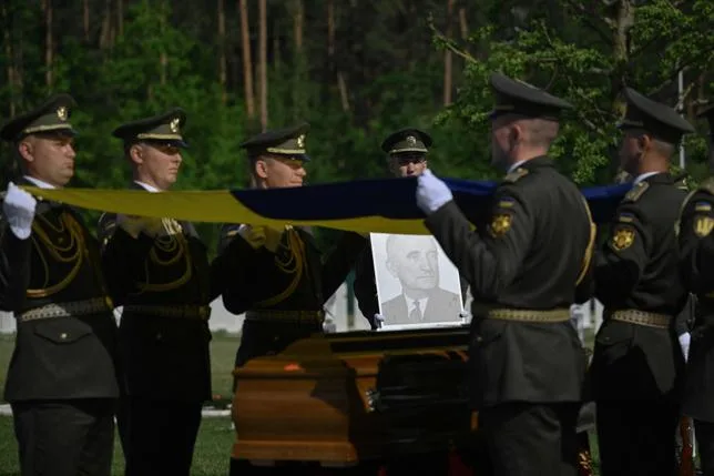 LA DÉPOUILLE D’ANDRIY MELNYK, HÉROS NATIONALISTE AU “SORT COMPLEXE”, DE RETOUR EN UKRAINE