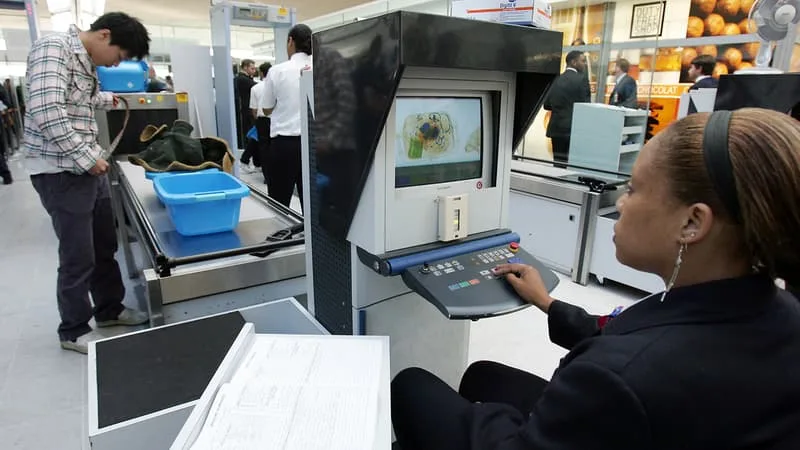 FILES D’ATTENTE INTERMINABLES, AVIONS RATÉS, PASSAGERS EXCÉDÉS: LES AÉROPORTS DE ROME VEULENT SUSPENDRE LE NOUVEAU SYSTÈME DE CONTRÔLE AUX FRONTIÈRES « POUR ÉVITER LE DÉSASTRE »
