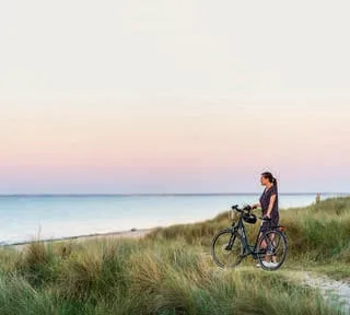 CARTE. PARTIR EN VOYAGE À VÉLO EN NORMANDIE : CINQ JOURS DE VACANCES INOUBLIABLES ENTRE TERRE ET MER DANS LA MANCHE