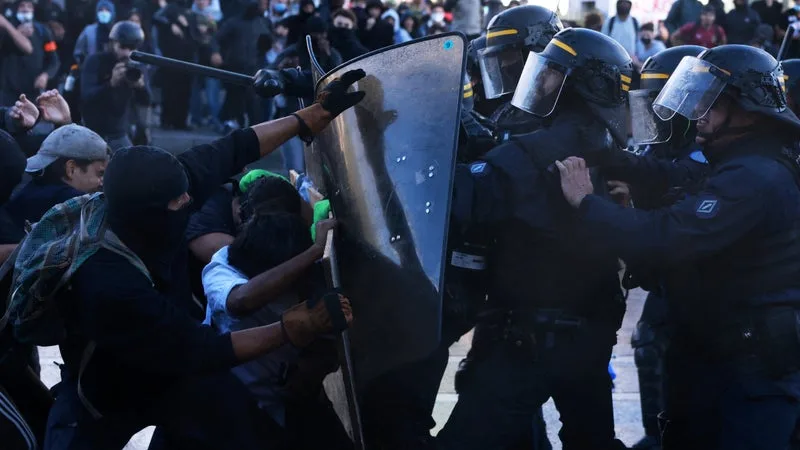DOCUMENTS BFMTV. « ON N’EST PAS LOIN DU DRAME »: DES POLICIERS DÉPLOYÉS DEPUIS LE DÉBUT DU MOUVEMENT LYCÉEN TÉMOIGNENT FACE À DES ÉVÉNEMENTS « DE PLUS EN PLUS COMPLIQUÉS À GÉRER »