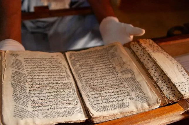 EN MAURITANIE, UN HOMME SAUVE LES DERNIERS LIVRES DU DÉSERT