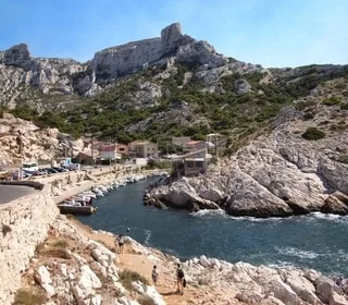 IL OFFRE UNE VUE IMPRENABLE SUR LES CALANQUES : QUEL EST CE SITE QUI VIENT DE ROUVRIR AU PUBLIC À MARSEILLE ?