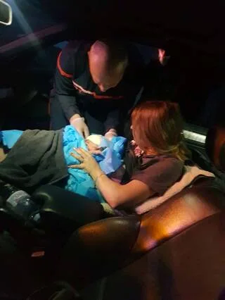 « LE PLUS BEL ACCOUCHEMENT QU’UNE FEMME PUISSE VIVRE » : MAHÕ, PETIT NORMAND, NAÎT SUR LA ROUTE DE LA MATERNITÉ