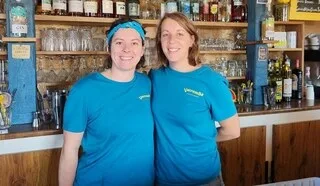 ELLE QUITTE SON TRAVAIL DANS LE COMMERCE INTERNATIONAL POUR REPRENDRE LE CAFÉ DE SON VILLAGE AVEC UNE AMIE