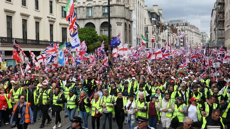 DES DIZAINES DE MILLIERS DE PERSONNES DANS LA RUE À LONDRES POUR UNE MARCHE D’EXTRÊME DROITE ET UNE CONTRE-MANIFESTATION PROPALESTINIENNE