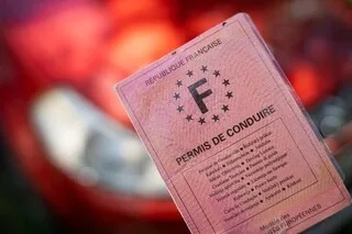 FLASHÉE 14 FOIS EN TROIS ANS, ELLE AVAIT PERDU SON PERMIS : LA JUSTICE LUI REND SES POINTS POUR UN VICE DE PROCÉDURE