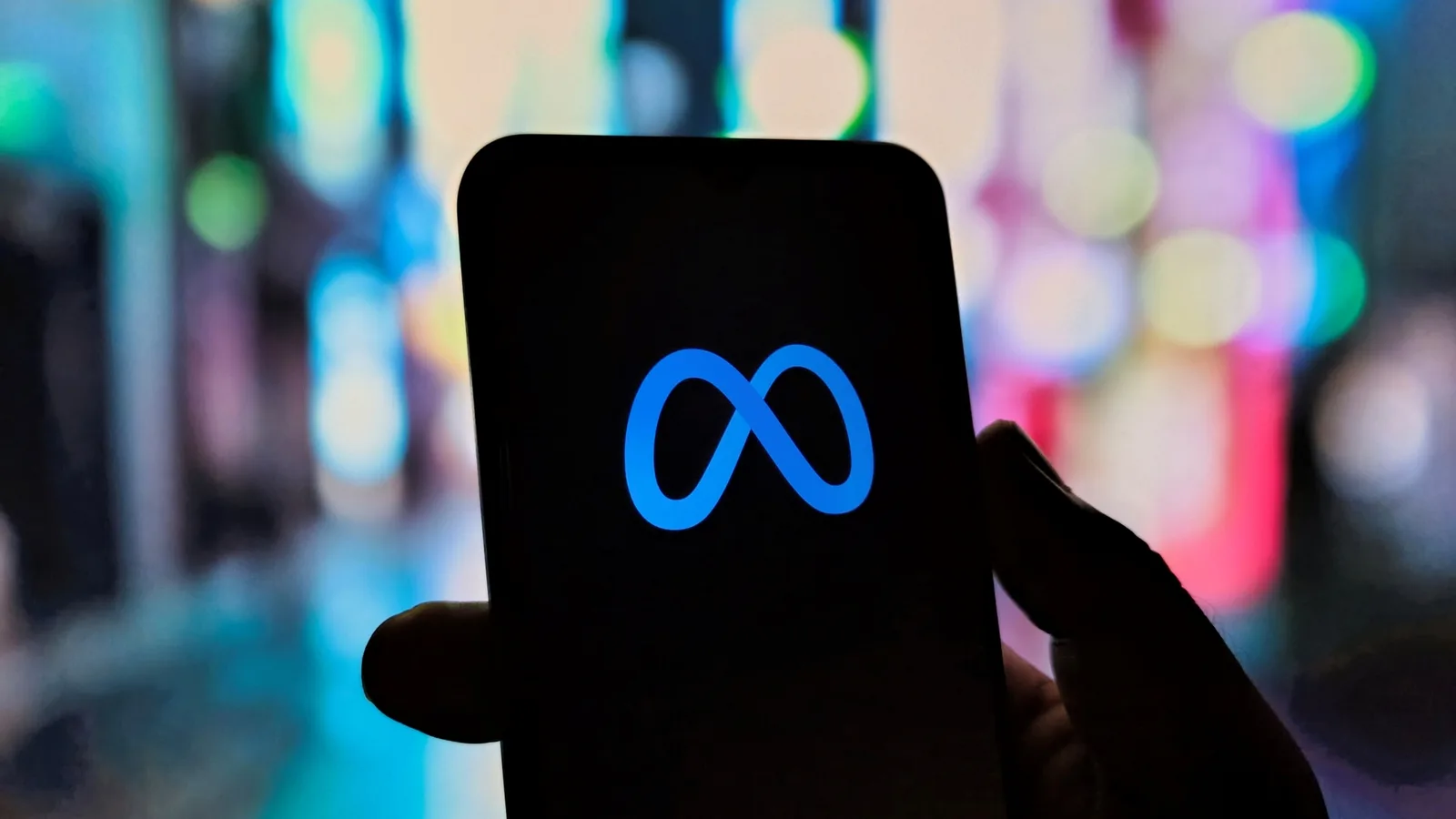 DES ENTREPRISES CHINOISES ONT DIFFUSÉ DES PUBLICITÉS D’APPLICATIONS POUR DÉNUDER DES PERSONNES SUR FACEBOOK ET INSTAGRAM