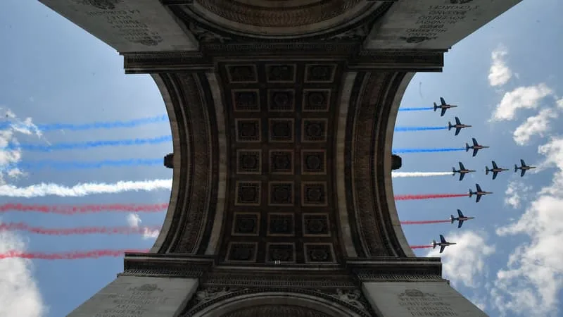 14-JUILLET: EMMANUEL MACRON INVITE LA QUARANTAINE DE PAYS « CONTRIBUTEURS » DE LA COALITION DES VOLONTAIRES POUR L’UKRAINE À PARIS