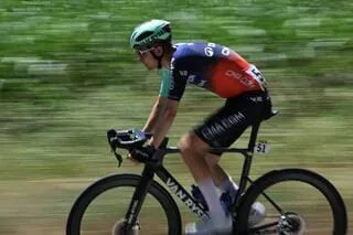 TOUR AUVERGNE-RHÔNE-ALPES. PAUL SEIXAS CHUTE APRÈS UNE NEUTRALISATION DE COURSE LORS DE LA 7E ÉTAPE