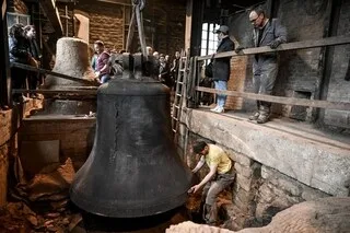 9 SIÈCLES DE GESTES ANCESTRAUX : POURQUOI IL FAUT ABSOLUMENT VISITER LA FONDERIE DE VILLEDIEU CET ÉTÉ
