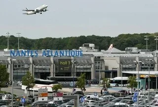 UN AVION EN DIFFICULTÉ DANS LE CIEL DE NANTES VENDREDI SOIR : UN ATTERRISSAGE D’URGENCE ET DES VOLS DÉROUTÉS