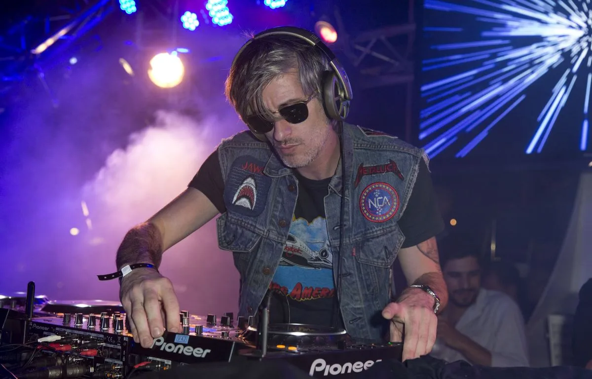MORT DE KAVINSKY : BIEN PLUS QU’UN « NIGHTCALL », COMMENT LE DJ A RÉINVENTÉ LA FRENCH TOUCH ?
