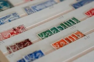LA QUESTION DU JOUR. L’AUGMENTATION DU PRIX DES TIMBRES EST-ELLE JUSTIFIÉE ?