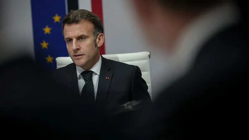 MORT DE LYHANNA: EMMANUEL MACRON JUGE QUE « PRÉCIPITATION » ET « DÉMAGOGIE » NE SONT PAS DES RÉPONSES « À LA HAUTEUR »