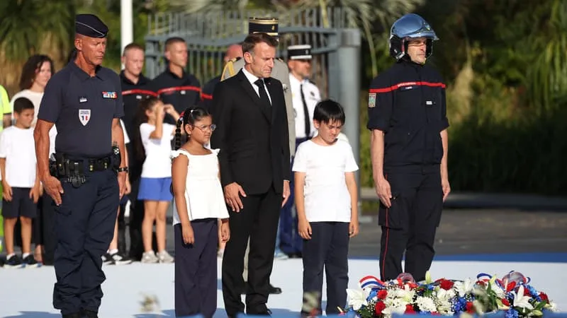 PATROUILLE DE FRANCE, DISCOURS D’EMMANUEL MACRON, FAISCEAUX LUMINEUX… À NICE, UNE JOURNÉE DE COMMÉMORATIONS DE L’ATTENTAT DU 14 JUILLET