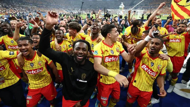 UNE SAISON HISTORIQUE POUR LENS: LES SANG ET OR REMPORTENT LA PREMIÈRE COUPE DE FRANCE DE LEUR HISTOIRE