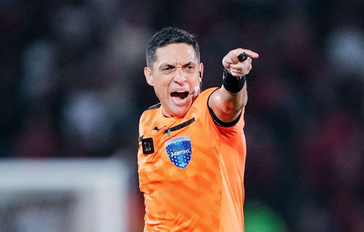 FRANCE – ANGLETERRE : QUI EST JESUS VALENZUELA, L’ARBITRE VÉNÉZUÉLIEN DE LA PETITE FINALE DE LA COUPE DU MONDE ?