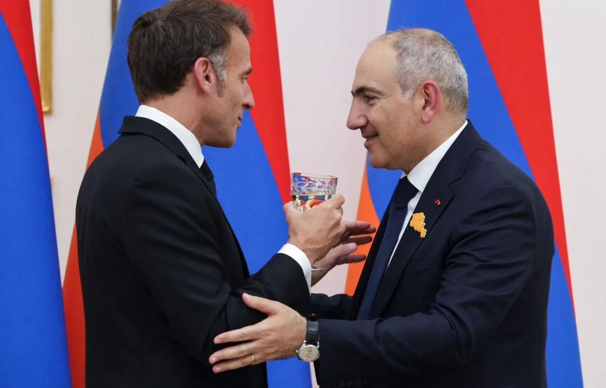 MACRON CHANTE « LA BOHÈME » ACCOMPAGNÉ PAR LE PREMIER MINISTRE ARMÉNIEN À LA BATTERIE