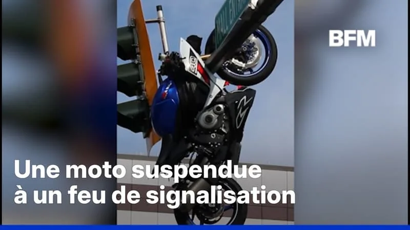 CANADA: UNE MOTO RESTE SUSPENDUE À UN FEU DE SIGNALISATION APRÈS UN ACCIDENT