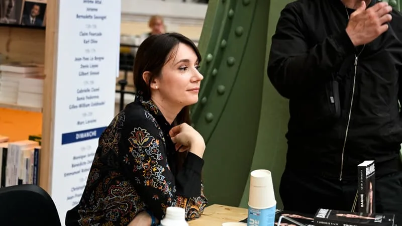 « FOLIE PURE » OU « FIN DE L’IMPUNITÉ DES AGENTS DU KREMIN »? L’ARRÊTÉ D’EXPULSION DE LA CHRONIQUEUSE RUSSE XENIA FEDOROVA DIVISE LE MONDE POLITIQUE