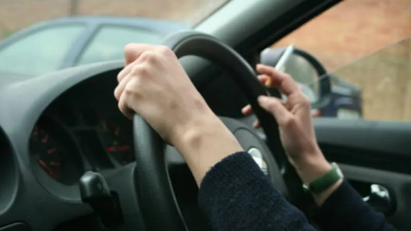 90% DES FEUX DE FORÊT SONT D’ORIGINE HUMAINE: PRÈS D’UN FUMEUR SUR CINQ RECONNAÎT JETER SON MÉGOT PAR LA FENÊTRE DE SA VOITURE