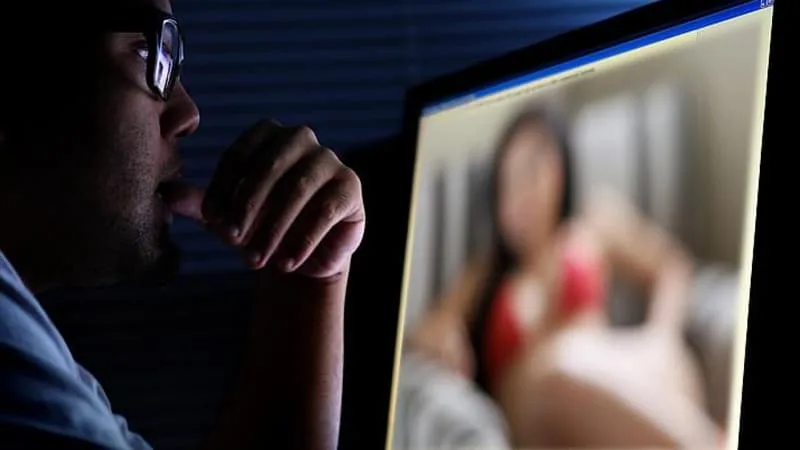 31 NOUVEAUX SITES PORNOGRAPHIQUES DANS LE VISEUR DE L’ARCOM: DU BLOCAGE À LA COOPÉRATION EUROPÉENNE, COMMENT LE RÉGULATEUR FRANÇAIS CONTRAINT LE MILIEU À ACCEPTER LES RÈGLES SUR LA VÉRIFICATION DE L’ÂGE