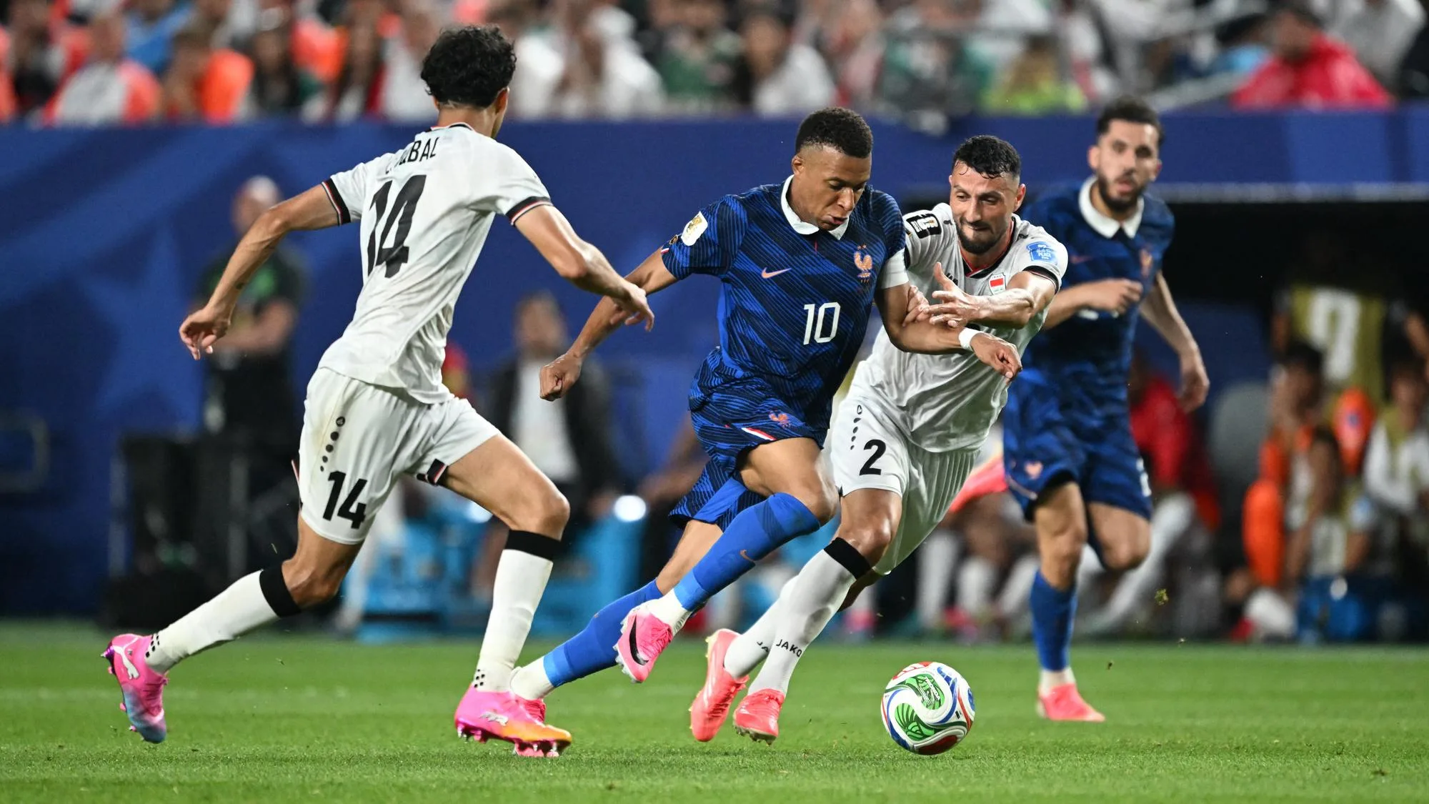 LES BLEUS ÉCARTENT L’IRAK ET SE QUALIFIENT POUR LES 16ES DE FINALE, AVEC UN DOUBLÉ DE MBAPPÉ