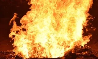 ILS REMORQUENT UNE CARAVANE SANS PNEUS ET PROVOQUENT UN INCENDIE QUI RAVAGE 74 HECTARES DANS L’ALLIER
