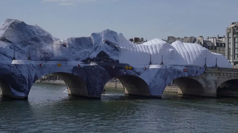 « PONT-NEUF LA CAVERNE »: À PARIS, LA STATION DE MÉTRO REBAPTISÉE EN CLIN D’ŒIL À L’ŒUVRE DE JR, TOUJOURS EN RÉPARATION