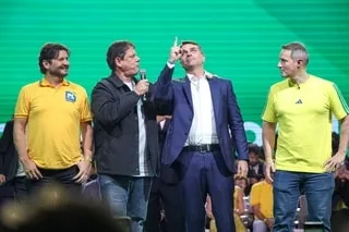 BRÉSIL : AU NOM DU PÈRE, FLAVIO BOLSONARO LANCÉ DANS LA COURSE PRÉSIDENTIELLE