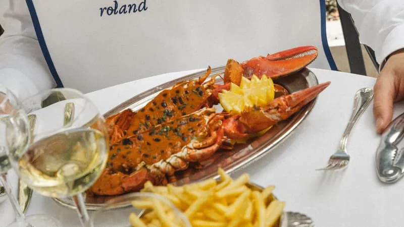 FINI LES MENUS EN DIX PLATS, PLACE AUX ŒUFS MIMOSA, TERRINES, FRITES, SOUPE À L’OIGNON… À PARIS, MÊME LES PALACES GRAND LUXE PRÉFÈRENT DÉSORMAIS LES BISTROTS AUX GRANDES TABLES GASTRONOMIQUES (QUI PERDENT PRESQUE TOUTES DE L’ARGENT)