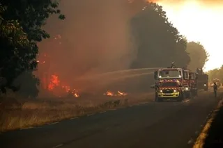 L’INCENDIE EN GIRONDE « SEMBLE BIEN AVOIR POUR ORIGINE » UNE OPÉRATION DE DÉBROUSSAILLAGE, SELON LE PARQUET DE BORDEAUX