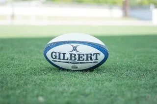 CHAMPIONS DE FRANCE EN DEUXIÈME DIVISION, DES RUGBYMEN PERDENT LEUR TROPHÉE LORS D’UNE SORTIE EN MER