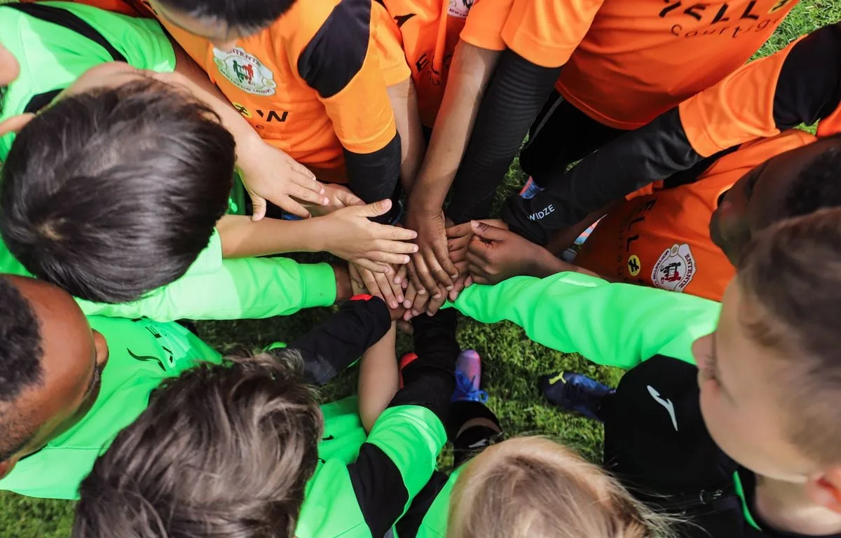 FOOTBALL : UN ENFANT DE 9 ANS AGRESSÉ PAR SES ADVERSAIRES LORS D’UN TOURNOI, LES INSULTES RACISTES PLEUVENT EN LIGNE