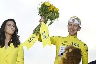 TOUR DE FRANCE. « DES CONTRÔLES ANTIDOPAGE UN PEU FOUS » : LES PREMIERS MOTS DE TADEJ POGACAR APRÈS SON CINQUIÈME SACRE