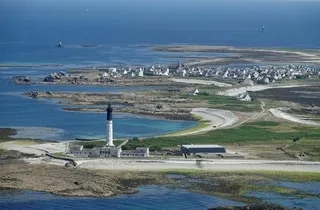 « SI ON NE PEUT PAS VIEILLIR SUR PLACE, ON VA LES PERDRE » : LE DÉFI DES ÎLES BRETONNES