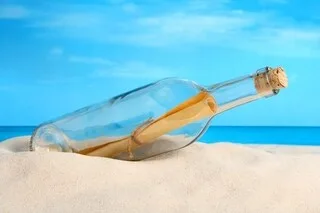 « UN SI BEAU SOUVENIR » : IL DÉCOUVRE UNE BOUTEILLE JETÉE À L’EAU IL Y A 53 ANS ET RETROUVE LES AUTEURES DU MESSAGE