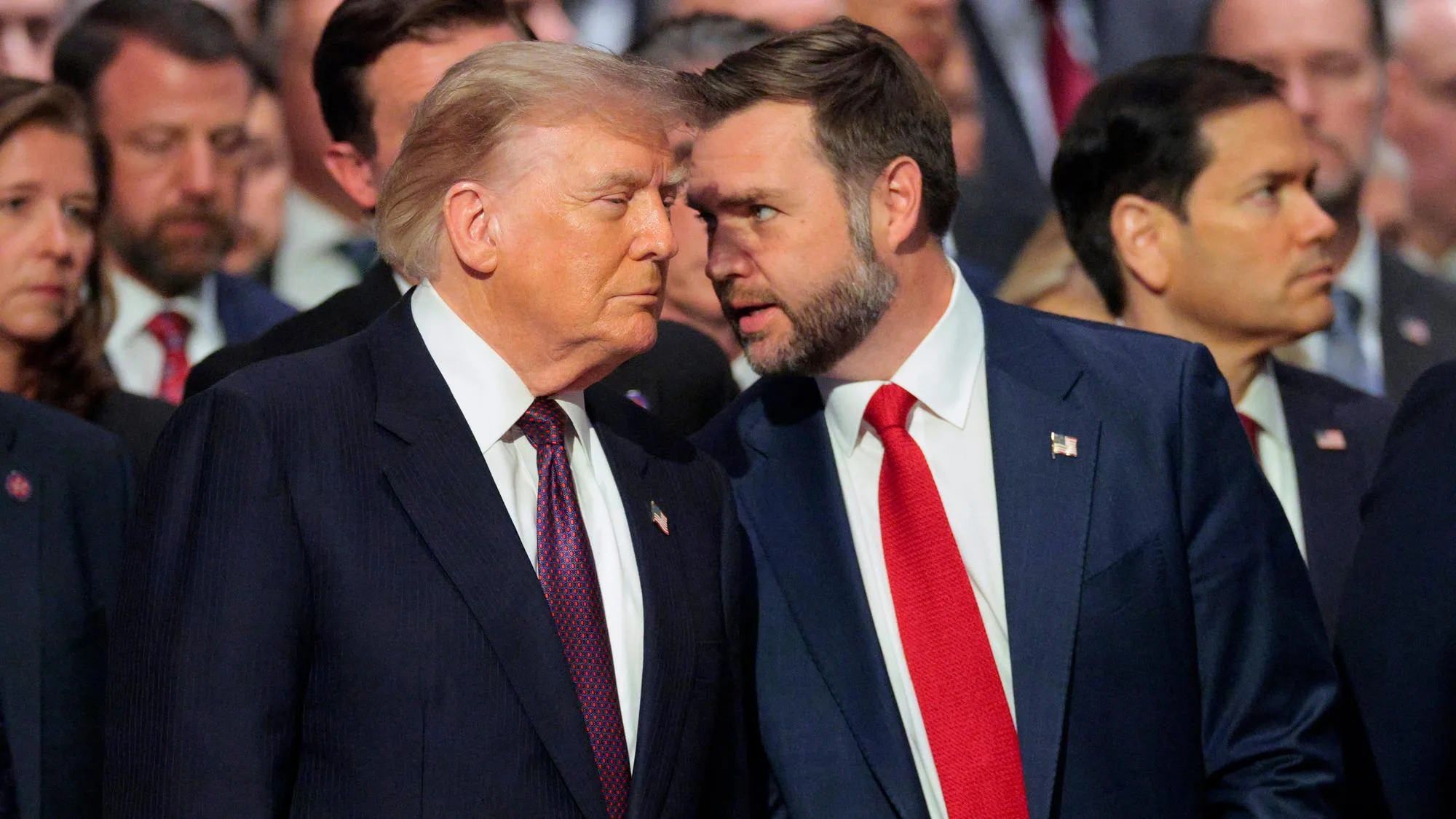 « LA FRANCE BRÛLE ! » : DONALD TRUMP ET JD VANCE N’ONT QU’UN MOT À LA BOUCHE APRÈS LES VIOLENCES