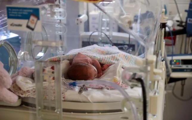 LA MORT DE 156 BÉBÉS ATTRIBUÉE AUX MAUVAIS SOINS DANS LES MATERNITÉS DE NOTTINGHAM : “UN SCANDALE INÉDIT”