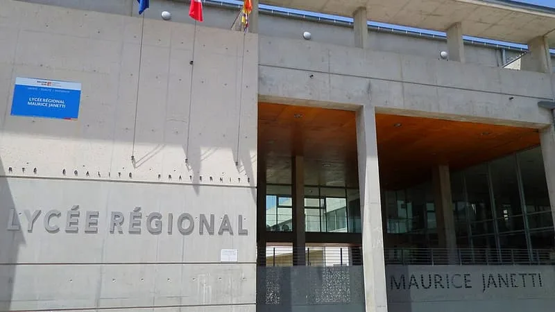 « UN DIFFÉREND CONCERNANT UNE ÉVALUATION SCOLAIRE »: UNE ENSEIGNANTE AGRESSÉE DEVANT CHEZ ELLE PAR UNE PARENT D’ÉLÈVE DANS LE VAR
