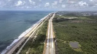 BÂTIE EN BORDURE D’OCÉAN MALGRÉ LA MONTÉE DES EAUX, CETTE MÉGA-AUTOROUTE DE 700 KM INQUIÈTE ET DIVISE