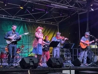 CONCERTS GRATUITS ET GUINGUETTE : LES DIMANCHES AU BORD DE L’ORNE FONT LEUR RETOUR TOUT LE MOIS D’AOÛT À SÉES