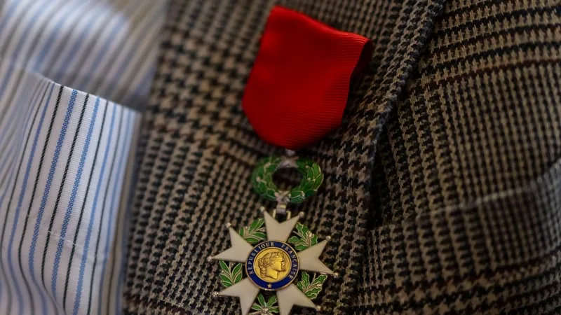 « LA GOUTTE QUI A FAIT DÉBORDER LE VASE DE MA COLÈRE »: LA ROMANCIÈRE AGNÈS LEDIG REND SA LÉGION D’HONNEUR POUR PROTESTER CONTRE LA LOI D’URGENCE AGRICOLE